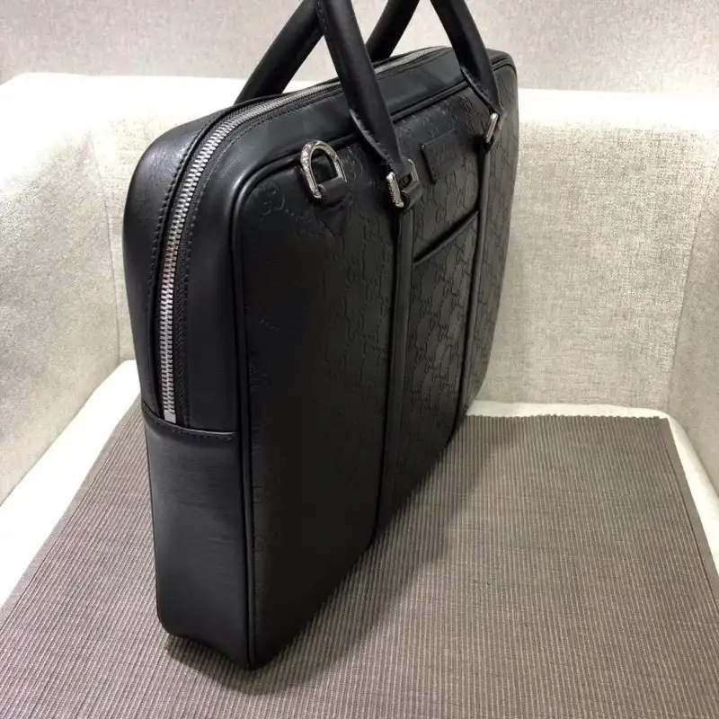 G*u*i bags 1917m0067